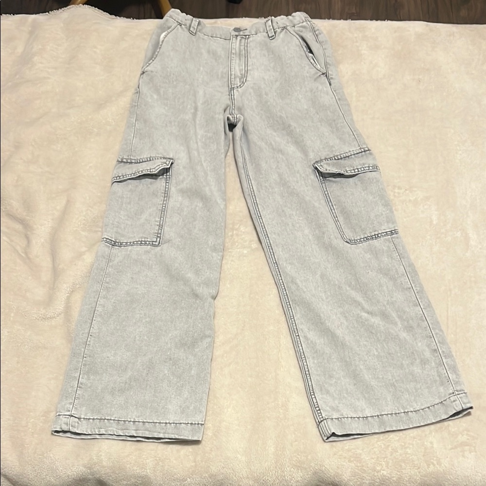 Light Gray Cargo Pants with Wide-Leg Fit and Full Length